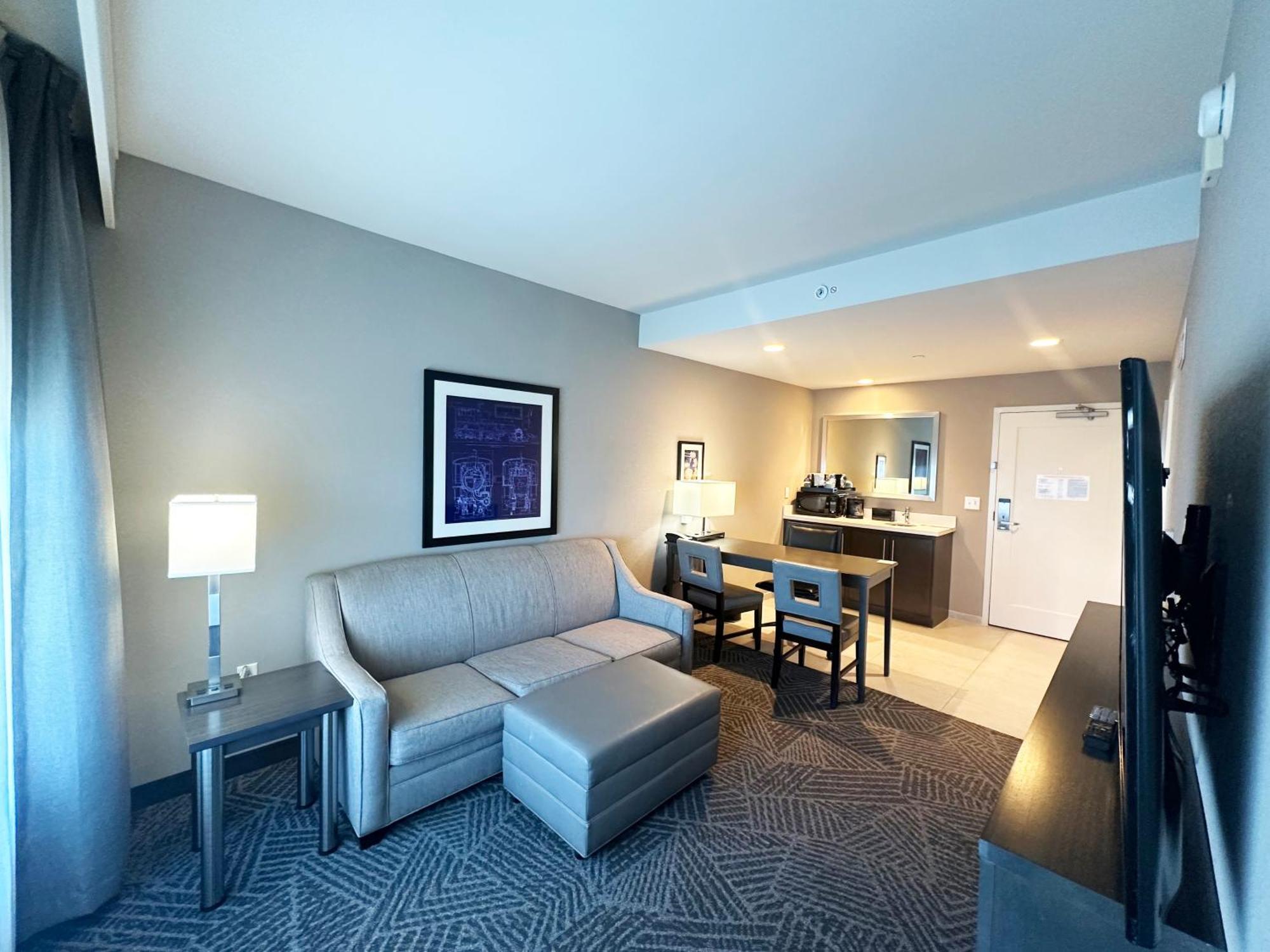 Embassy Suites By Hilton Kansas City Olathe Exterior foto